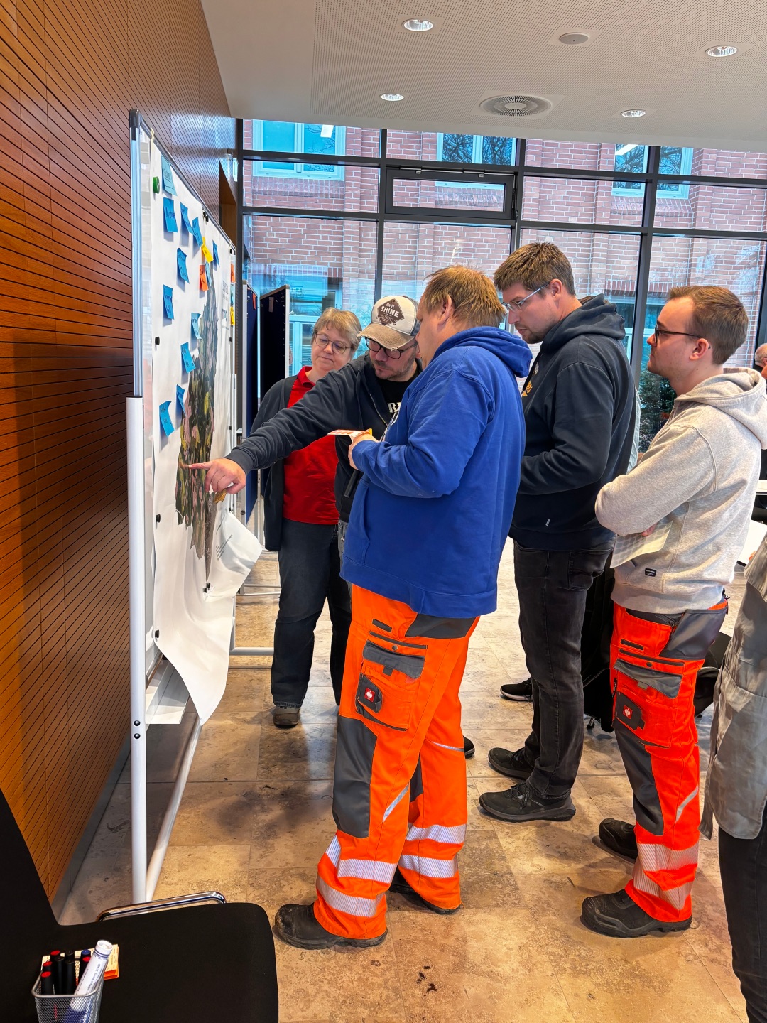 Fachleute der Gemeinde Stockelsdorf beraten an Karte über Starkregenanpassung