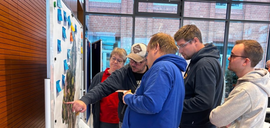 Fachleute der Gemeinde Stockelsdorf beraten an Karte über Starkregenanpassung
